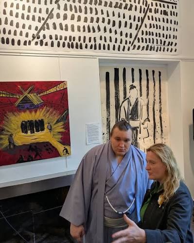 絵画の前で安青錦と話すゾヤ・スコロパデンコ